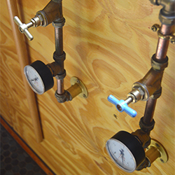 Features: Pressure gauges for the shower